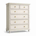 Commode en bois blanc avec poignées dorées